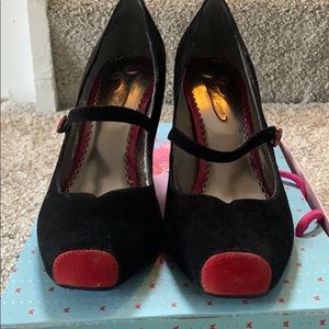 Adorable black heels worn red accents